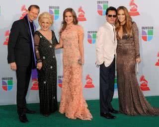 Em Las Vegas, a apresentadora surge poderosa no green carpet com Marcello Coltro, a cantora Claudia Leitte e o casal Marc Antony e Jennifer Lopez. - FOTOS: GETTY IMAGES, JAYME DE CARVALHO JR REUTERS