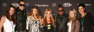 Karen Pedroso, Sueli Almeida, Claudia Pimenta e Renata Babolin com Taboo, Fergie e Apl.de.Ap, do Black Eyed Peas, em Florianópolis. - BRUNO MENDONÇA, CRISTINA GRANATO, LEO M. MATSUDA, MARCO DUTRA, REUTERS, RODRIGO TREVISAN, SHEILA GRECCO, VAL GÓIS E WANDER MALAGRINE