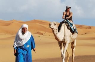 A atriz faz o passeio típico de camelo nas dunas de Erg Chebbi, fronteira com o Deserto do Saara. - FOTOS: JOSÉ ZAMBUJAL