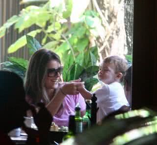 Viviane Sarahyba com o filho João Valentim - Daniel Delmiro / AgNews