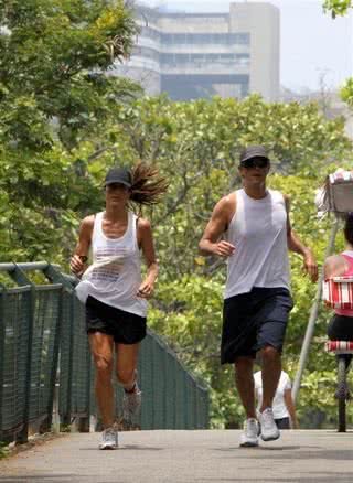 Cynthia Howlett e Eduardo Moscovis correm no Rio de Janeiro - AgNews