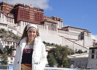 O sorriso de Leona demonstra seu fascínio pelo imponente Palácio de Potala, em Lhasa, capital do Tibete, considerada uma das cidades mais Zaltas do planeta.