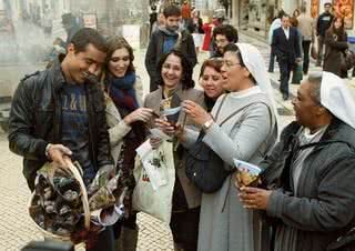 Ator português distribui as famosas castanhas assadas em ação que celebra a tradicional data do calendário religioso luso. - RODRIGO FREIXO