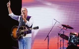 Kevin Costner canta no Brasil - MAURICIO CASSANO