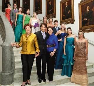 Elegante, Petrô se orgulha de suas criações e recebe elogios de Caco e da filha Patricia, entre os modelos, Carla, Samir, Luiza, Monica, Adriana, Marilene, Gabi, Fabio, Evelin, Adriana e Jaira. - MAURÍCIO CASSANO