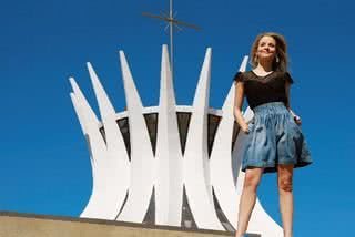 Na frente da Catedral Metropolitana, a atriz contempla a cidade. - LINCOLN IFF / AGRADECIMENTOS : AS MENINAS, BY THE BEACH RIO E CARMEN STEFFENS