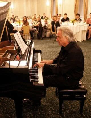 Em um dos salões nobres do Castelo de CARAS em Tarrytown, Arthur e João Carlos se dividem ao piano para uma plateia de convidados especiais. - FOTOS: CADU PILOTTO, JOÃO PASSOS, SELMY YASSUDA E VICTOR SOKOLOWICZ