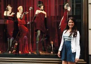 Ela aprecia a vitrine da Bergdorf Goodman, na qual manequins viram cantoras de cabaré. - FOTOS: MARTIN GURFEIN, SELMY YASSUDA/ARTEMISIA FOT. E COMUNICAÇÃO