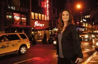 Nem mesmo o trânsito caótico na movimentada 56th Street, em Midtown, tira o bom humor da cantora, que fez show memorável em pleno Madison Square Garden. - Fotos: CADU PILOTTO e SELMY YASSUDA/ARTEMISIA FOTO GRAFIA E COMUNICAÇÃO