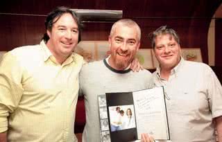 O chef Alex Atala entre os chefs Yan Corderon e Hamilton Mellão, que lançam o livro Bistrô X Tratoria, em SP. - ADRIANO CAPELO, ANDRE VICENTE, AUGUSTO MESTIERI, BRUNO SANTOS, CRIS FUSCO, REUTERS, WAYNE CAMARGO