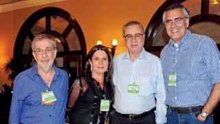 O casal Fernando e Célia Pompéia, ela VP da Doria Associados, com José Roberto Maluf, presidente do Grupo Spring de Comunicação, e Paschoal Fabra Neto, da agência Fabra & Quinteiro, no 1º Fórum de Empreendedores, no Grande Hotel SENAC, em Campos do