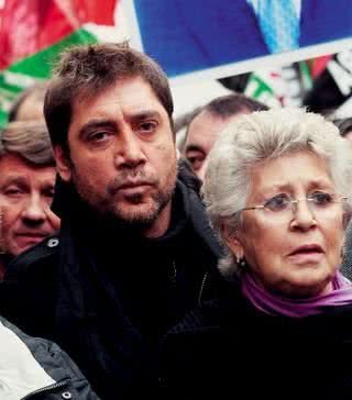 O ator espanhol Javier Bardem e a mãe, a atriz Pilar Bardem, protestam em Madri contra a violência no Marrocos. - ALEX PASQUELLE, FLAVIA COEV, FRANCISCO CEPEDA/AGNEWS, LAURENI FOCHETTO, MARGARETHE ABUSSAMRA, MATEUS MONDINI, REUTERS, RODRIGO ZORZI, SHEILA GRECCO, THAYS BITTAR, VIRGÍNIA RODRIGUES