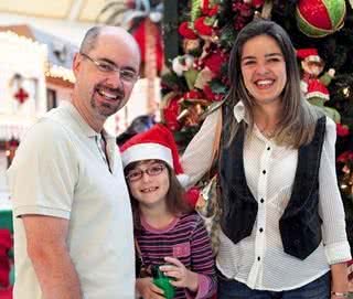 Fernando Simões, dir. de operações do grupo Iguatemi, com a filha, Fernanda, e a mulher, Adriane, na inauguração da decoração de Natal do shopping em Campinas, interior de SP. - CAMILA FRAGA, CUSTÓDIO DIAS JR., FRÂNCIO DE HOLANDA, MARIO BOCK, ROBERTA YOSHIDA, REUTERS, RODRIGO ZORZI E TATIANA FERRO