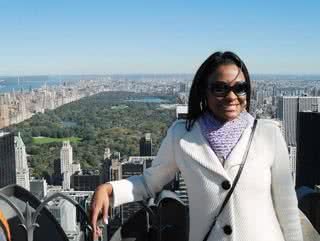 A apresentadora do SBT admira a Big Apple do alto do Rockefeller Center.