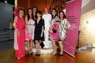 As madrinha da Campanha Dia Rosa Alice Carta, Érica Drumond e Inês Carvalho, a atriz Débora Falabela, a chef Morena Leite, Ana Paula Delgado e Patrícia Figueiredo. Lu Alckmin e as madrinha da Campanha Gisela Amaral e Inês Carvalho - Divulgação