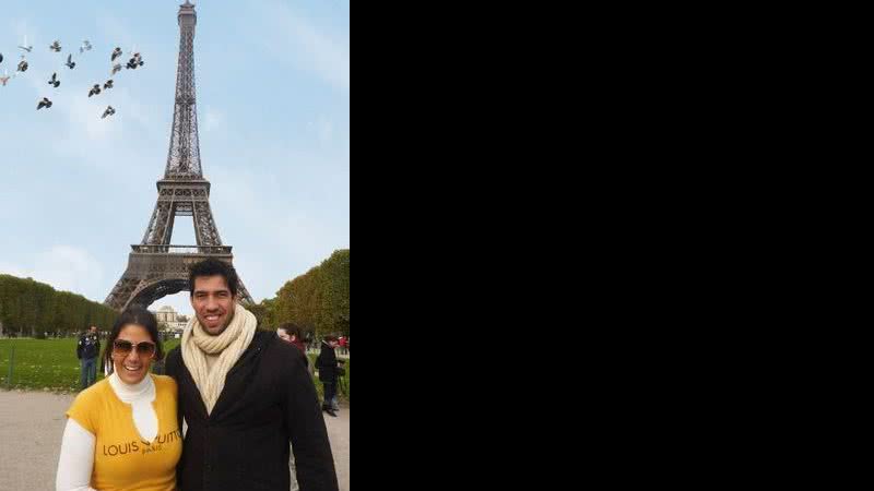 Sempre sorridente, a atriz e o marido, Thiago Lobo, visitam a Torre Eiffel, um dos ícones da capital francesa.