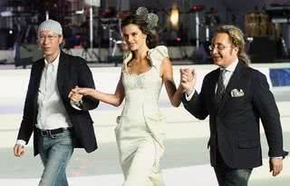 Com look de costas nuas by Alexia Ulibarri ou de branco, entre José Victor Caro e José Luis Medina del Corral, a gaúcha é puro poder em maratona fashion realizada na cidade de Cancún. - REUTERS E GETTY IMAGES