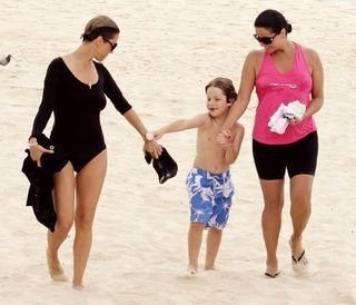 Pietro, entre a namorada do pai, Murilo Benício, e a mãe, em dia de sol e mar na Barra, Rio. - ADILSON LUCAS