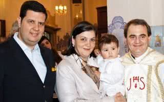 No dia em que completa um ano de vida, Gianlucca, filho de André Magalhães Pinto e Daniela Pelizzoni, é batizado pelo padre Antonio Michelino, Igreja Nossa Senhora do Brasil. - ANA CAROLINA LOPES, BRUNO MENDONÇA, CLEIBY TREVISAN, FABIO ZANZERI, GENIVALDO CARVAL HO DE LIMA, JUAN GUERRA E HENRI PASSOS