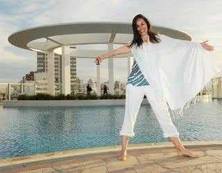 Em Punta Del Este, a bela Daniela aprecia fim de tarde ao lado da piscina. - FERNANDO GUTIERREZ