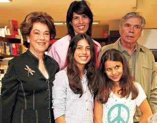 Elisa Stecca lança Hoje É o Dia Mais Feliz de Sua Vida entre a mãe, Janete, as filhas, Jade e Luz Maria, e o pai, Oswaldo, na capital paulista. - ALEXANDRE MENEZES, ANDRÉ VICENTE, DÉCIO FIGUEIREDO, LUIS DÁMBROSIO, MARIANA VIANNA/DIVULGAÇÃO, RAFAEL DE PAULA, RAFAEL RENZO E VIVIAN FERNANDEZ