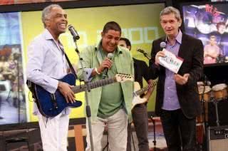 Gilberto Gil, Zeca Pagodinho e Serginho Groisman no palco do 'Altas Horas' - AgNews