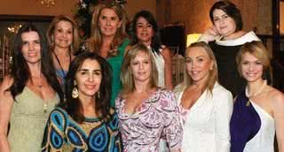 Carin Mofarrej (na frente de branco) e Martha Medeiros (de preto) promovem desfile no Iate Clube de Santos, com Andrea Funaro, Fabia Marques, Fernanda Simonsen, Laura Wie (na 1a fila), Marilene Nigro, Lucia Dall Stella e Maria Celia Cury (atrás). - BRUNO NETO, CADÚ NICKEL, CLAUDIO IZIDIO, DAVID DEVIDÉ, JULIAN MARQUES/CBIPRESS, LUCIANA PREZIA, MARINA MALHEIROS, OVADIA SAADIA, NELSON BUENO E RENÊ MARTINS