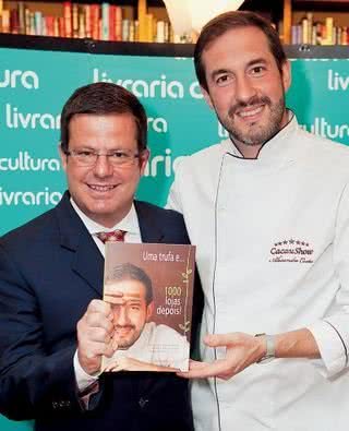 Raul Doria confere livro de Alexandre Tadeu da Costa, dono da Cacau Show, em SP. - CAIO GUIMARÃES, DENISE ANDRADE, JOÃO SAL, LEANDRO VIOLA, LUCIANA PREZIA, MARINA RIBEIRO, MAURÍCIO CASSANO, NILSON VERSATTI, OVADIA SAADIA, RICARDO D´ANGELO E RICARDO RIBES