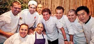 Os chefs Fabio Barbosa, Rodrigo Oliveira, Henrique Fogaça, Raphael Despirite, Thomas Troisgros, Flavio Federico, Tsuyoshi Murakami, Renata Braune e Bel Coelho, no jantar em prol da APAE, no restaurante La Mar Cebicheria Peruana, SP. - CAIO GUIMARÃES, DENISE ANDRADE, JOÃO SAL, LEANDRO VIOLA, LUCIANA PREZIA, MARINA RIBEIRO, MAURÍCIO CASSANO, NILSON VERSATTI, OVADIA SAADIA, RICARDO D´ANGELO E RICARDO RIBES