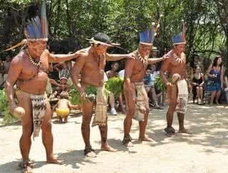 O pajé Tolamã e os índios Youkuró, Guy e Pinõ fazem a dança Maracá para os artistas. - fotos: uerlan monteiro