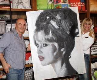 Bya Barros ganha quadro da musa Brigitte Bardot - FOTO: CLEO SANTOS