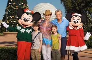 Em Orlando, o ator, Catherine Zeta-Jones, Dylan e Carys são recebidos no Epcot por Mickey e Minnie, já em clima natalino. - FOTOS: SPLASHNEWS E GROSBY GROUP