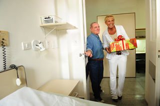 Xuxa e Renato Aragão visitam hospital - Divulgação TV Globo