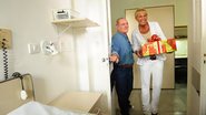 Xuxa e Renato Aragão visitam hospital - Divulgação TV Globo