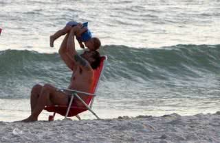 Dado Dolabella curte filho Eduardo na praia do Pepê - AgNews