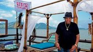 Joe, que veio ao Brasil lançar O Que Realmente Aconteceu a Michael Jackson, se encanta com a paisagem de Angra dos Reis. - RENATO WROBEL, CADU PILOTTO E GIANNE CARVALHO