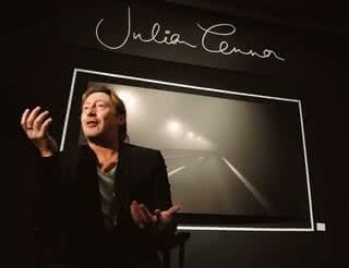 Julian Lennon participa de feira de arte