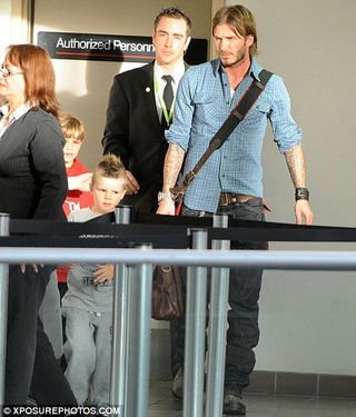 David Beckham aparece com novo cabelo no aeroporto de Los Angeles - Daily Mail