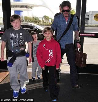 David Beckham aparece com novo cabelo no aeroporto de Los Angeles - Daily Mail