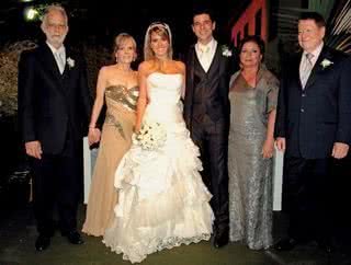 Os noivos entre os pais Luiz Fernando e Elke e Laís Faria e Boni, em cerimônia no Gávea Golf & Country Club, Rio. - FOTOS: CADU PILOTTO E IVAN FARIA