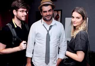 Lucas Simões, Cristian Rezende e Juliana Jabour em vernissage, em SP. - ANA BEATRIZ CHACUR, CAIO GUIMARÃES, CAROLINA KRIEGER, CELINA GERMER, JESSICA FERREIRA, JULIANA LOPES, LEANDRO LOURENÇO, LORENZO FABRI, MARIO FINOCCHIARO, PATRICIA TARTARI, PRODUTORA 7 E SILVIA PERLOV.