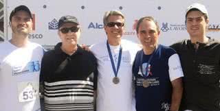 Guido Aquino Jr. com o tio, Roberto Aquino, Luiz Carlos Lazarini, o pai, Guido Aquino, e o irmão, Giuliano Aquino, na corrida de celebração de 35 anos do Hospital Cema, SP. - ASSESSORIA MÁRCIA STIVAL, ANDRE VICENTE, DIVULGAÇÃO TRIUNFO, LETIZIA BUZATO, MARINA MALHEIROS, MARCOS ZELLMEISTER, MAURICIO BACELLAR, ROBERTO SILVA, RODRIGO ZORZI, TADEU BRU NELLI E VANESSA MIANO