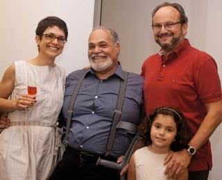 Gilberto Salvador entre o casal Sandra Annenberg e Ernesto Paglia e a filha deles, Elisa, na abertura de sua exposição na AC Galeria de Arte, na capital paulista. - ASSESSORIA MÁRCIA STIVA L, CELINA GERMER, JOSEMAR ALVES, JÚLIO CÉSAR COSTA , LUKE GARCIA, RAQUEL TOTH, RENATA JUBRAN E ROGER DIPOLD