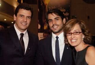 Lásaro do Carmo Jr. e Marcelo Martins, ambos da Jequiti, e Marilídia Haefeli, da Givaudan, na premiação, SP. - ASSESSORIA MÁRCIA STIVA L, CELINA GERMER, JOSEMAR ALVES, JÚLIO CÉSAR COSTA , LUKE GARCIA, RAQUEL TOTH, RENATA JUBRAN E ROGER DIPOLD