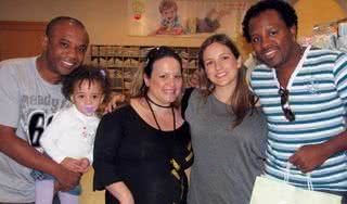 Alessandra Orsi (de cinza), da Tilly Baby, SP, com o músico Ari e sua Elaine Otto, grávida de 6 meses, que levam sua filha, Natalia, para escolher o enxoval do bebê, com Claudinho, do Negritude Jr.