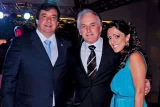 O apresentador Otávio Mesquita na festa de 20 anos da Engemon, SP, entre o casal Marco Alberto e Rosa Araújo.