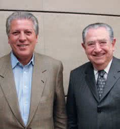 José Carlos Grubisich, pres. da Aliança Francesa de SP, e Abram Szajman, pres. Da Fecomércio, fecham convênio entre as entidades, em SP.