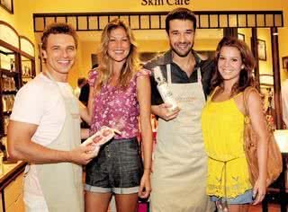 Cássio, Ellen Jabour, Marone e Fernanda Souza 'trabalham' de vendedores na abertura da L'Occitane, na Barra, Rio.