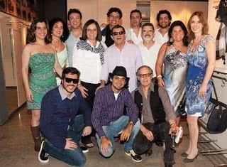 Anna, Lydia, Charles, Bia, Daniel, Ivald, Andery, Adélio, André, Suzy e Esther; e Alessandro, Eduardo e Gregório, agachados - FOTOS: RENATA D'ALMEIDA