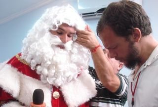 Rodrigo Santoro se veste de Papai Noel para quadro do 'Fantástico' - Divulgação / TV Globo